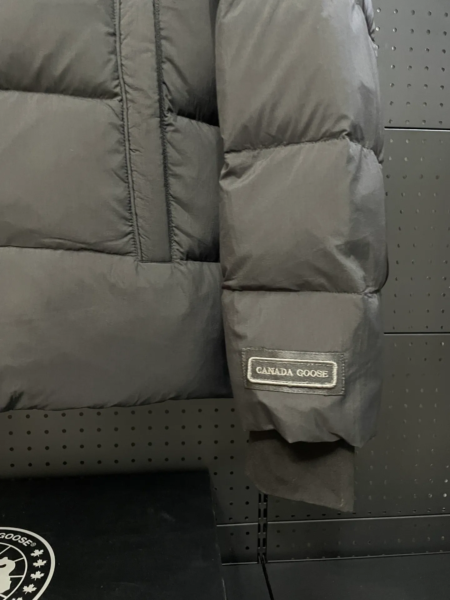 P860 Ouyang Nana second generation Canad goose black label down jacket is a must-have goose black label down jacket in the outerwear industry! The latest designer styles! The goose down jacket has always been a popular element of fashion and is loved by experts from all walks of life! Fashionable hooded cut, high-end customer-supplied fine goose down, high resilience, smooth zipper, strong and firm. Pockets on both sides can store small items, free your hands, and you can go out without worries. It can also meet the need of putting your hands in your pockets👏👏Produced by Big Goose, it can be used as a group uniform by many celebrities. This down jacket uses a double-layer anti-down lining design, which has strong windproof performance and will be very warm in winter! New standard 90% goose down filling, high fluffiness, windproof hooded design. When walking outdoors, pull the collar to the highest position, put your hands in the pockets and it will be very warm. It can be easily controlled by all body types! The interior is equipped with an elastic snow skirt design for better wrapping. The simple and neat style design highlights the masculine temperament. The impeccable style is classic and never goes out of style. It is warm and practical, and it is versatile! You can enter with your eyes closed!    Size: XS-XXL